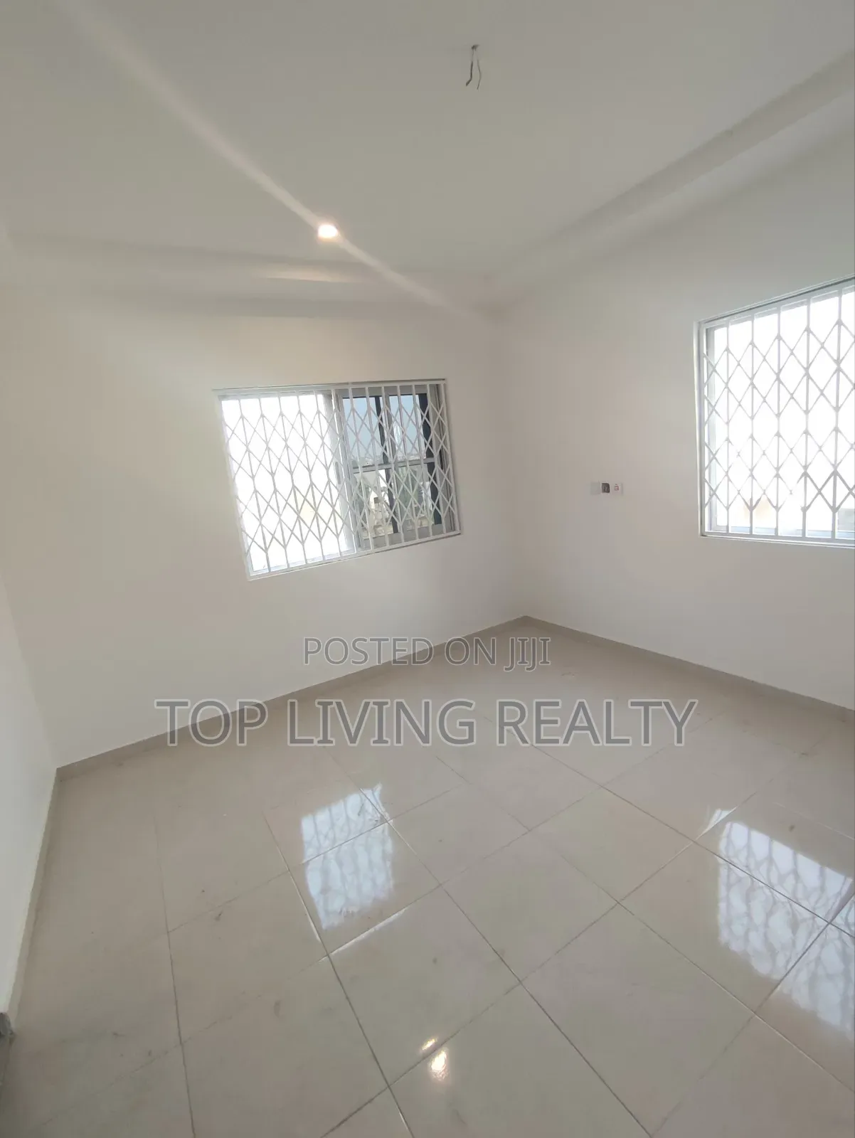 2bdrm Block of Flats in Nanakrom, School Junction for sale