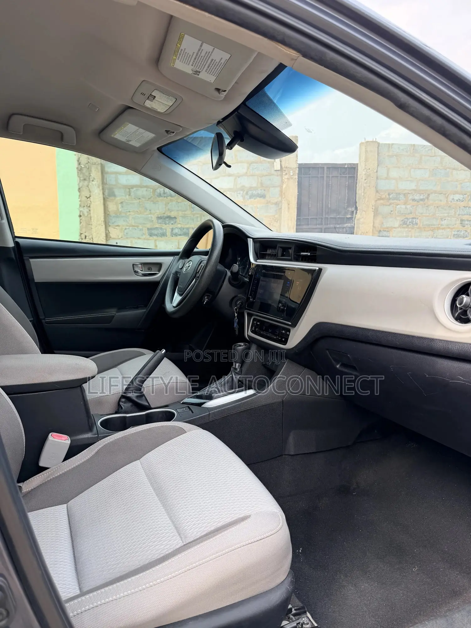 Toyota Corolla LE Eco (1.8L 4cyl 2A) 2019 Gray