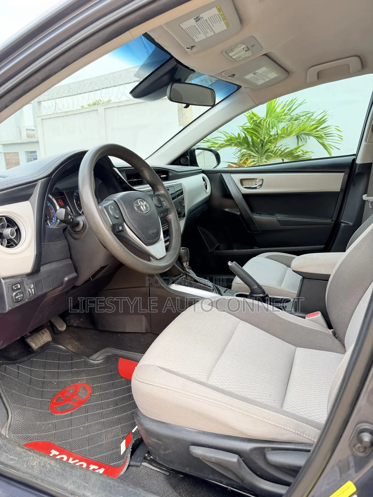 Toyota Corolla LE Eco (1.8L 4cyl 2A) 2019 Gray
