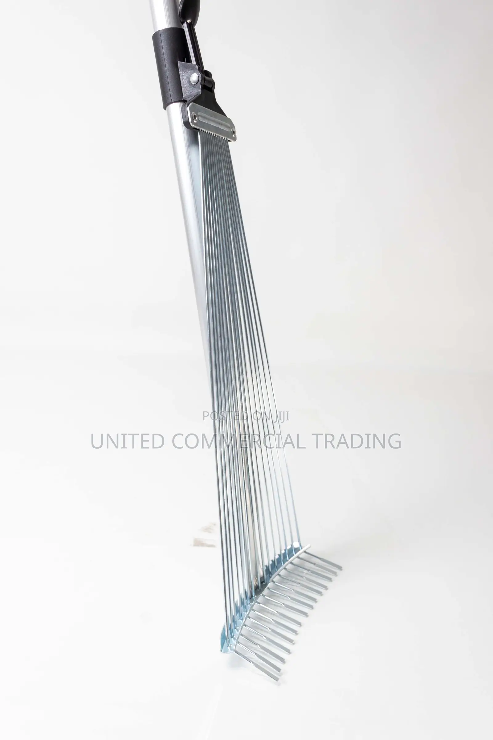 Adjustable Leaf Rake (15-Teeth)
