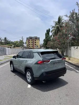 Toyota RAV4 XLE 2021 Gray