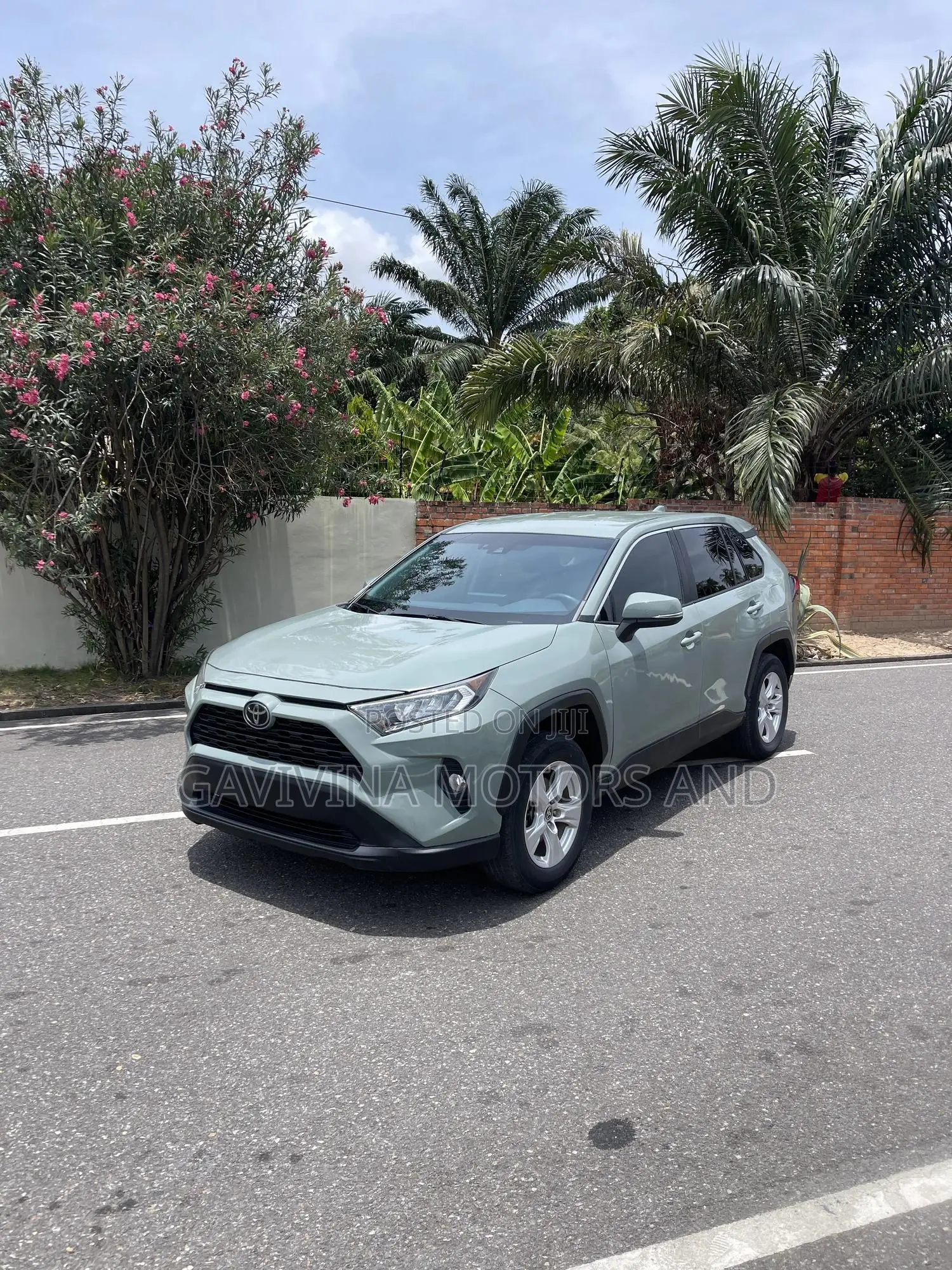 Toyota RAV4 XLE 2021 Gray