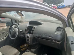 Toyota Vitz 2010 Silver