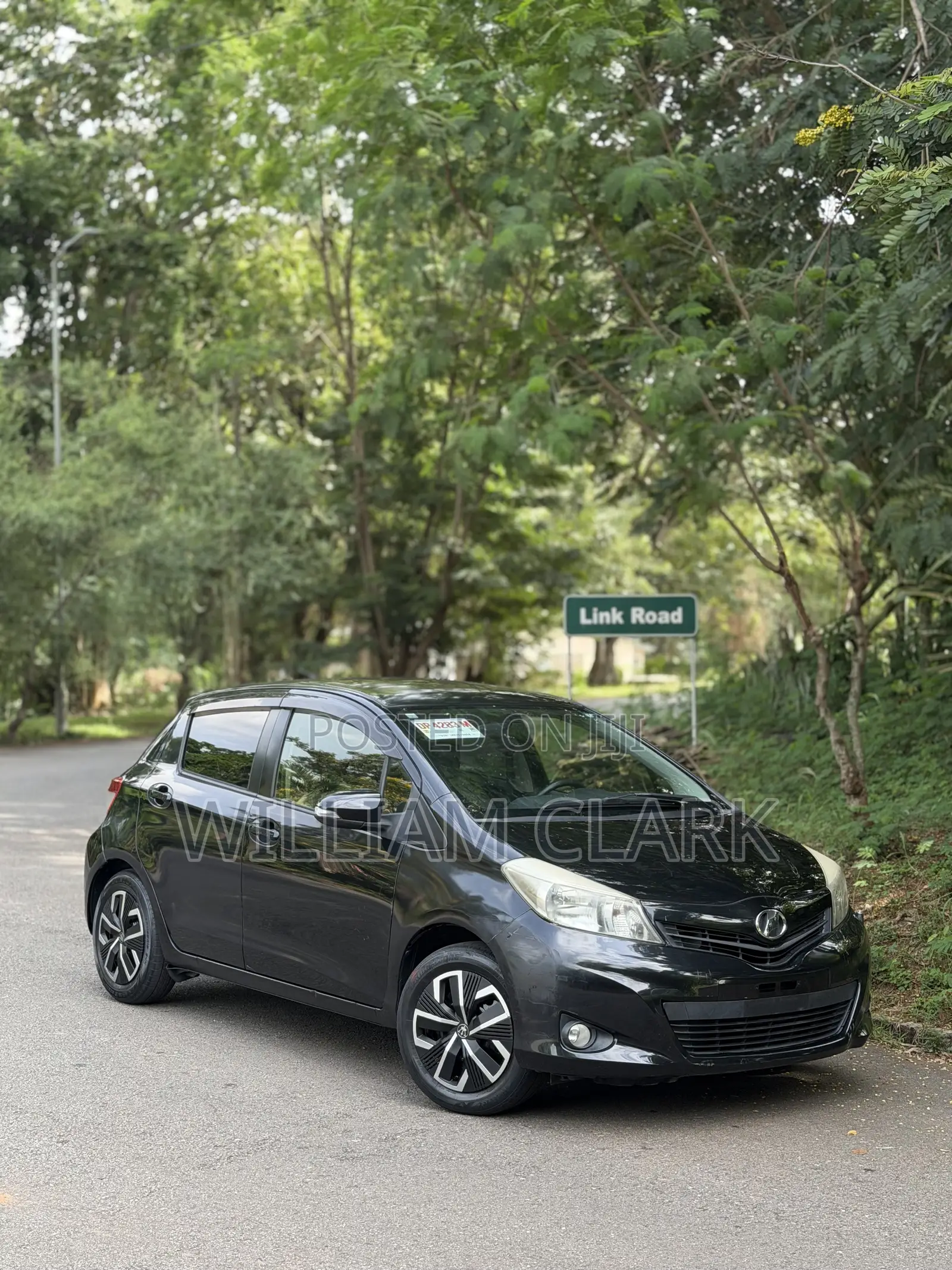 Toyota Vitz 1.3 FWD 5dr 2013 Black