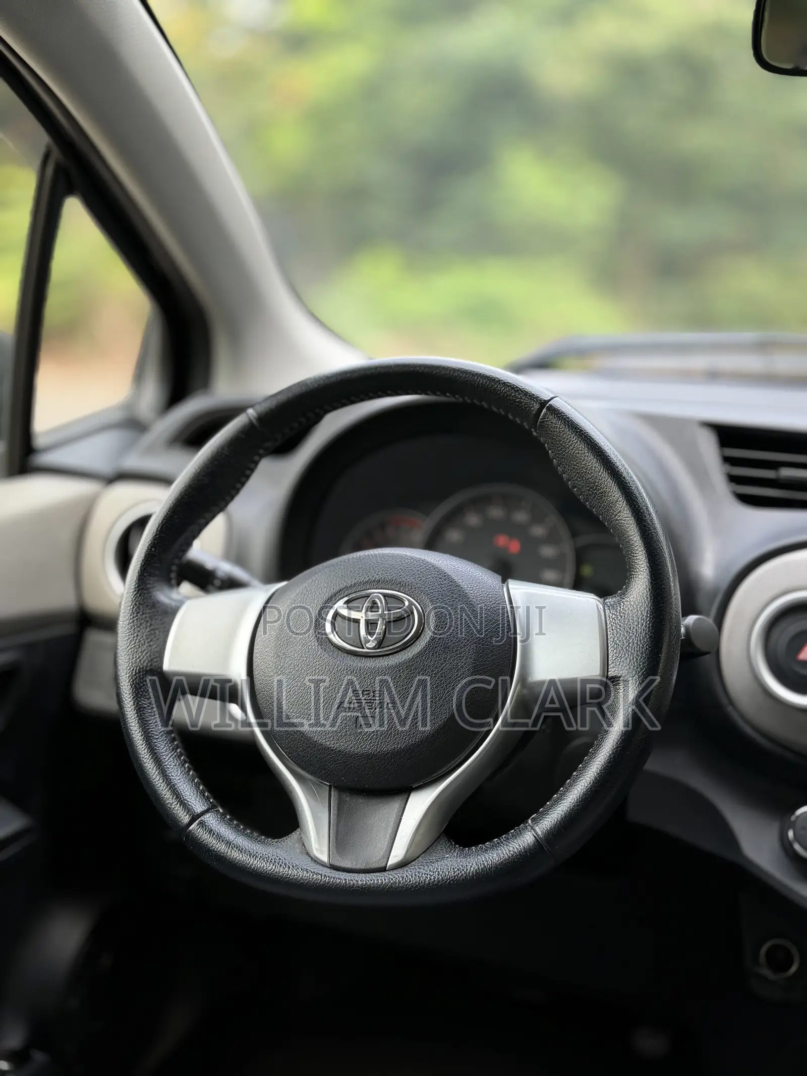 Toyota Vitz 1.3 FWD 5dr 2013 Black