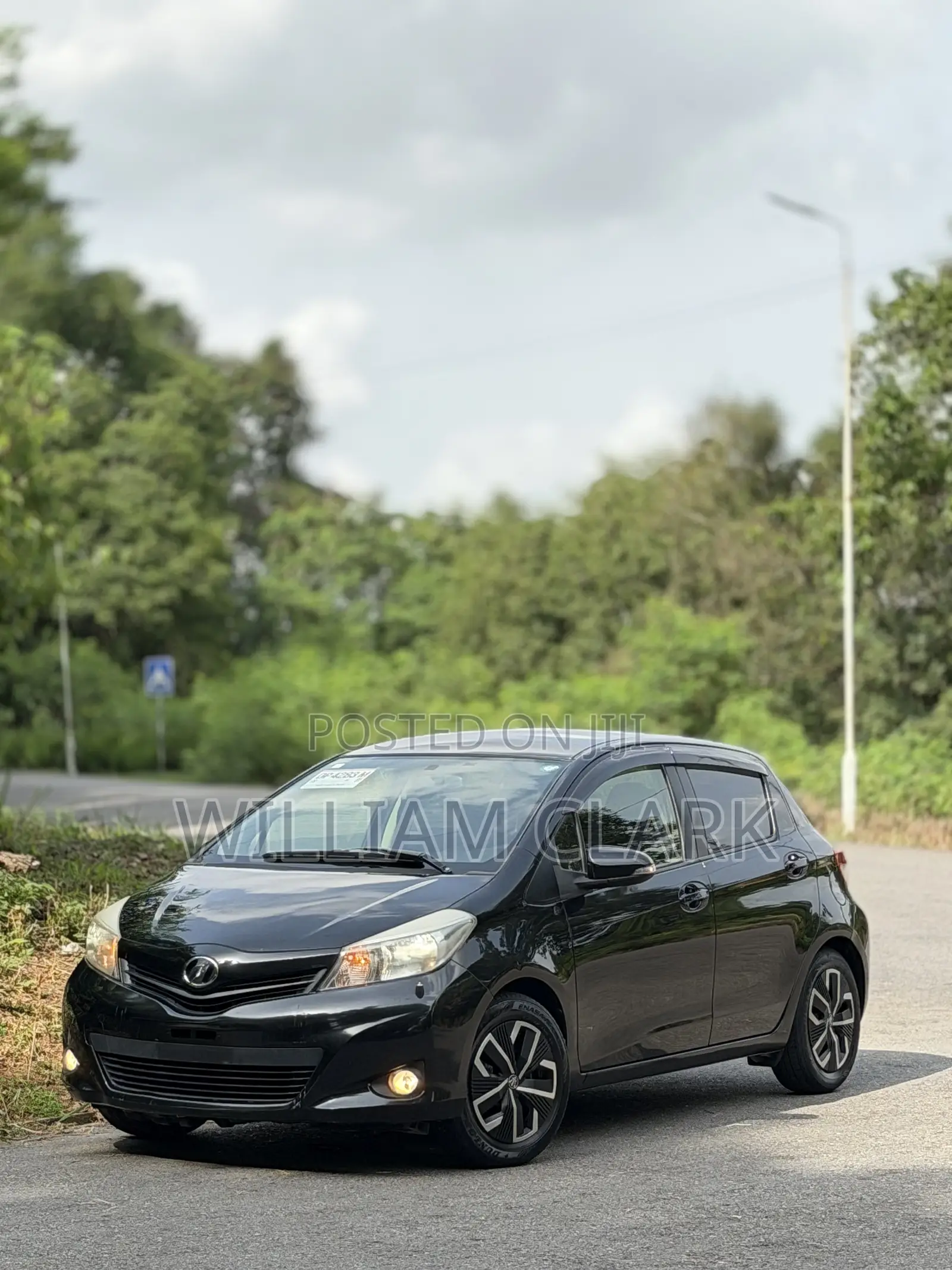 Toyota Vitz 1.3 FWD 5dr 2013 Black