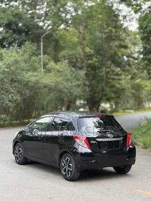 Toyota Vitz 1.3 FWD 5dr 2013 Black