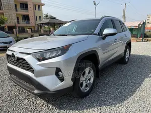 Toyota RAV4 LE 2021 Silver