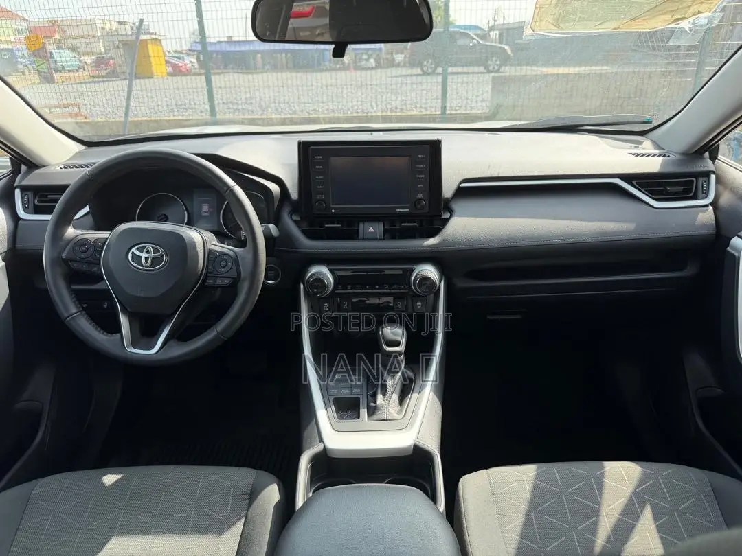Toyota RAV4 LE 2021 Silver