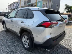 Toyota RAV4 LE 2021 Silver