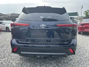 Toyota Highlander XLE 2022 Blue