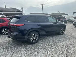 Toyota Highlander XLE 2022 Blue
