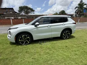Mitsubishi Outlander 2022 White