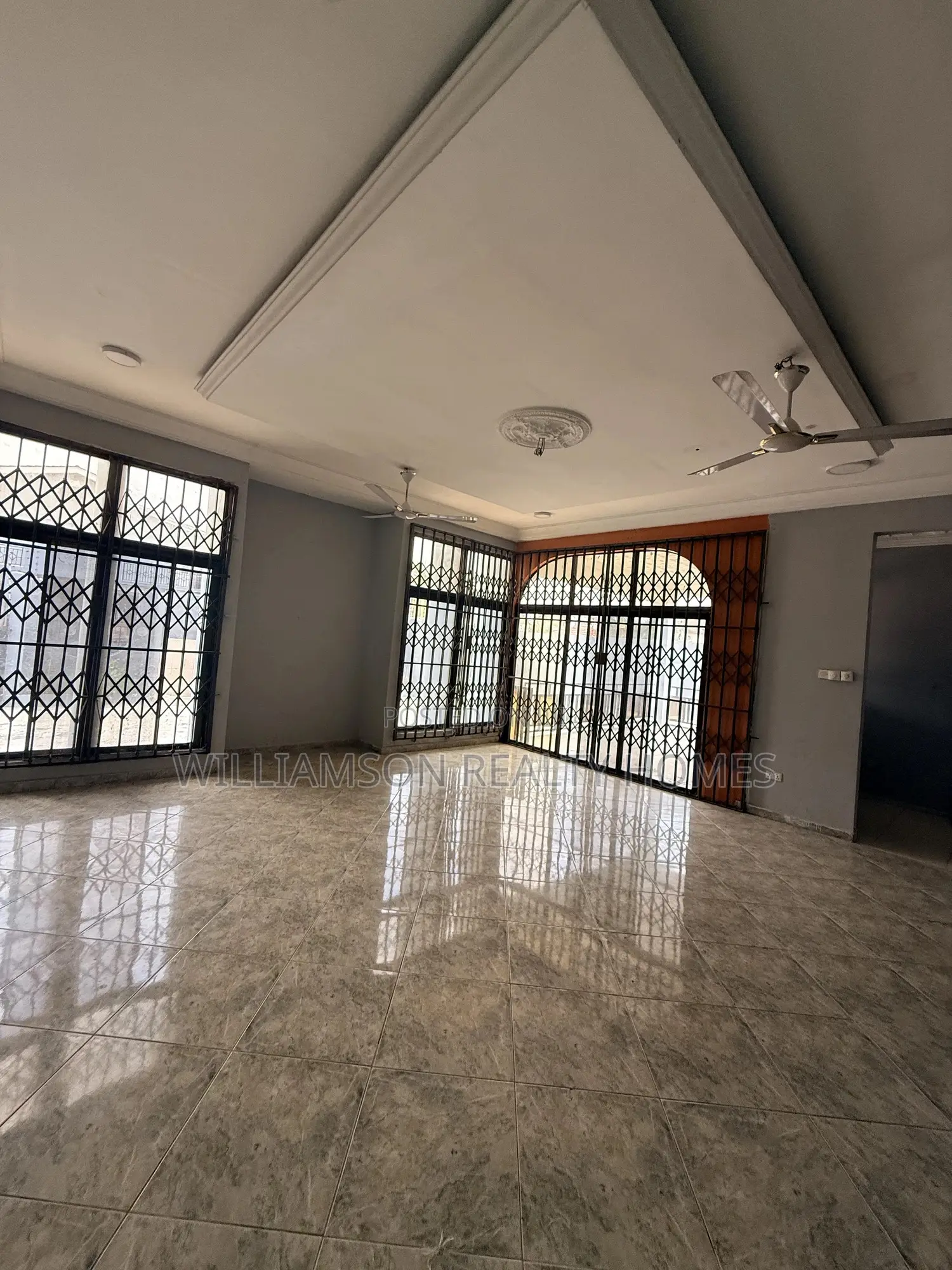 5bdrm House in Community 18 Area, Spintex for rent