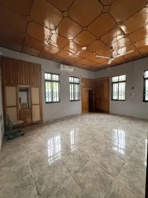 5bdrm House in Community 18 Area, Spintex for rent