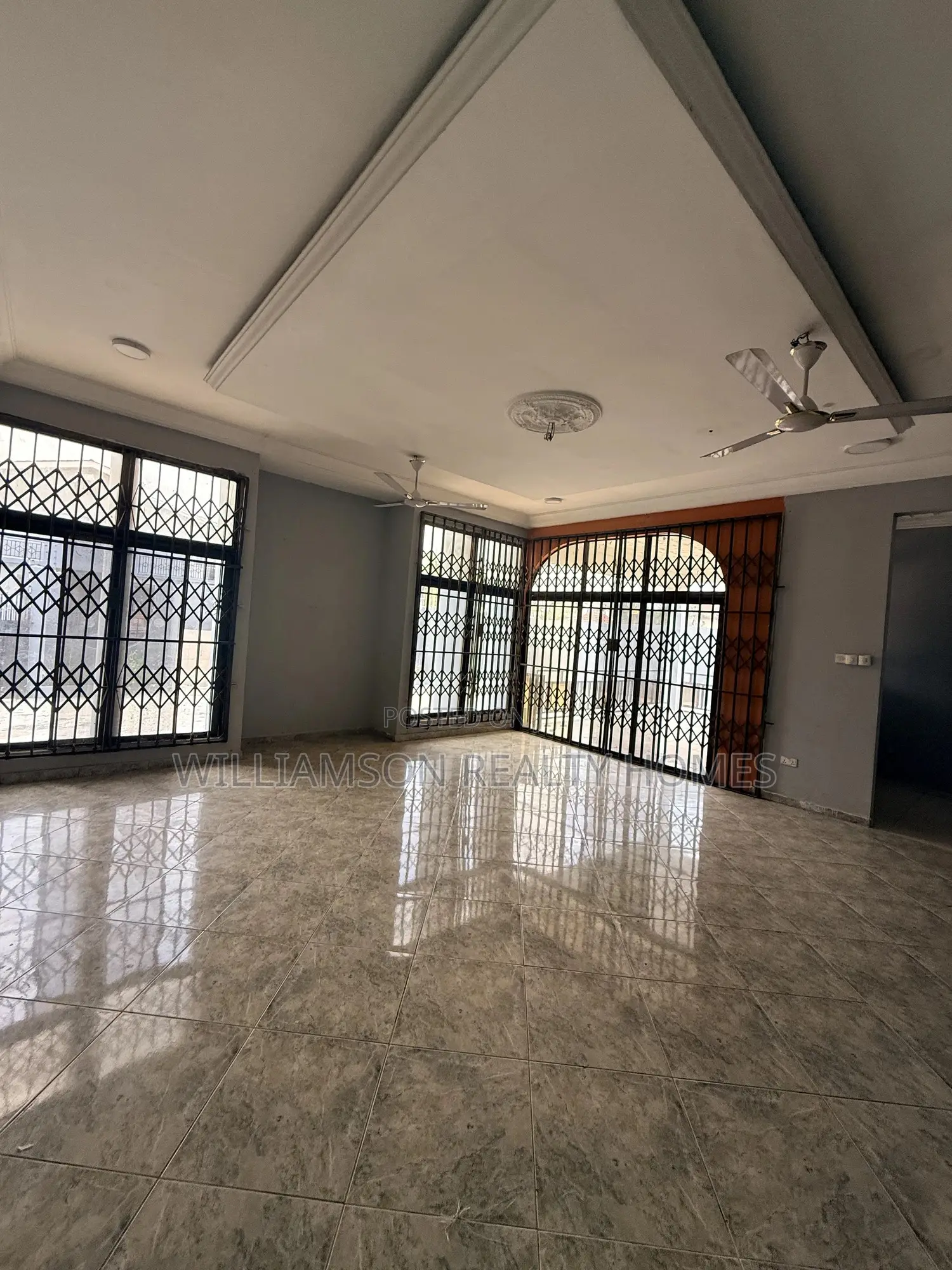 5bdrm House in Community 18 Area, Spintex for rent