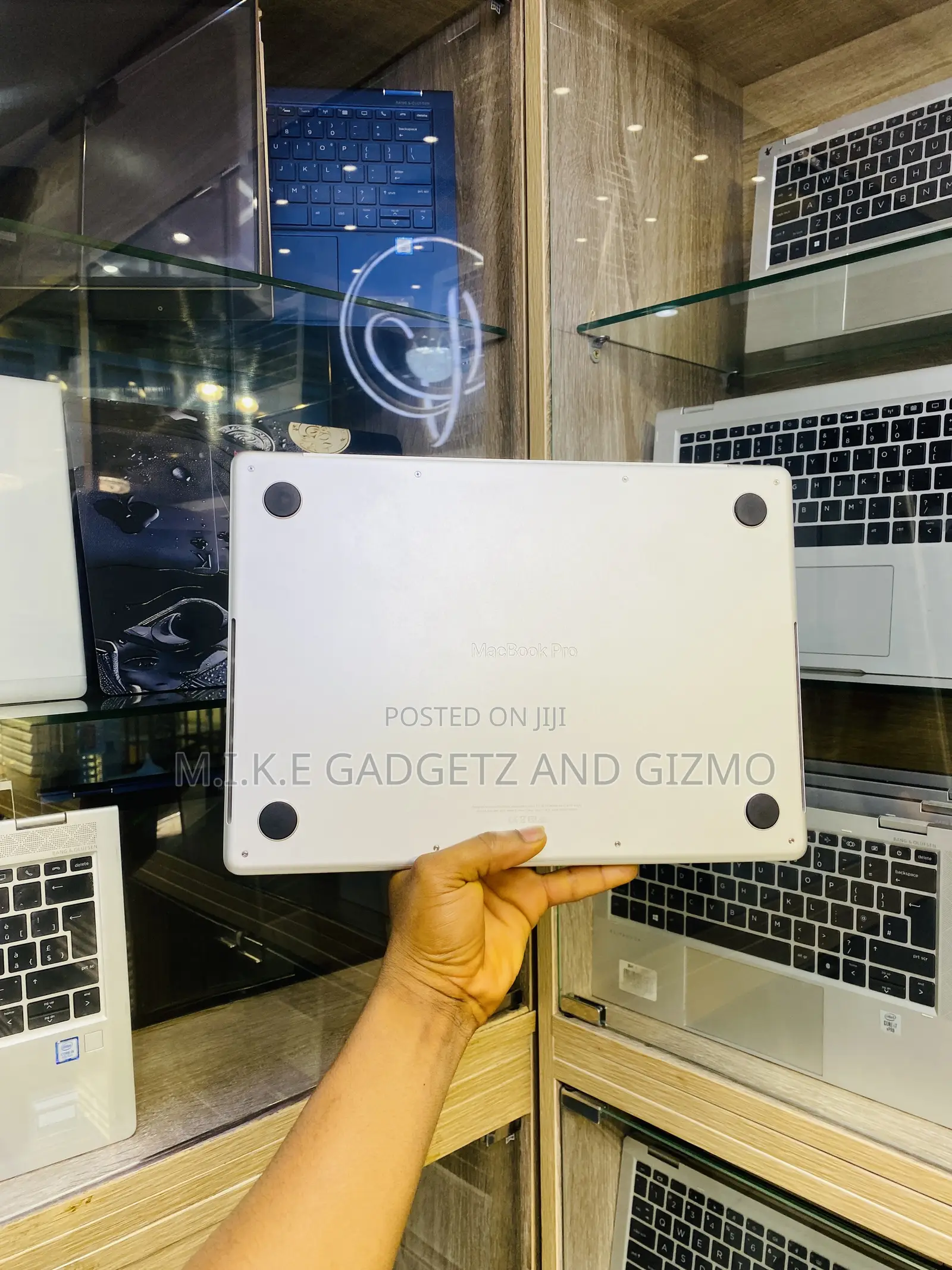 Laptop Apple MacBook Pro 2021 M1 16GB Apple M1 Pro SSD 512GB