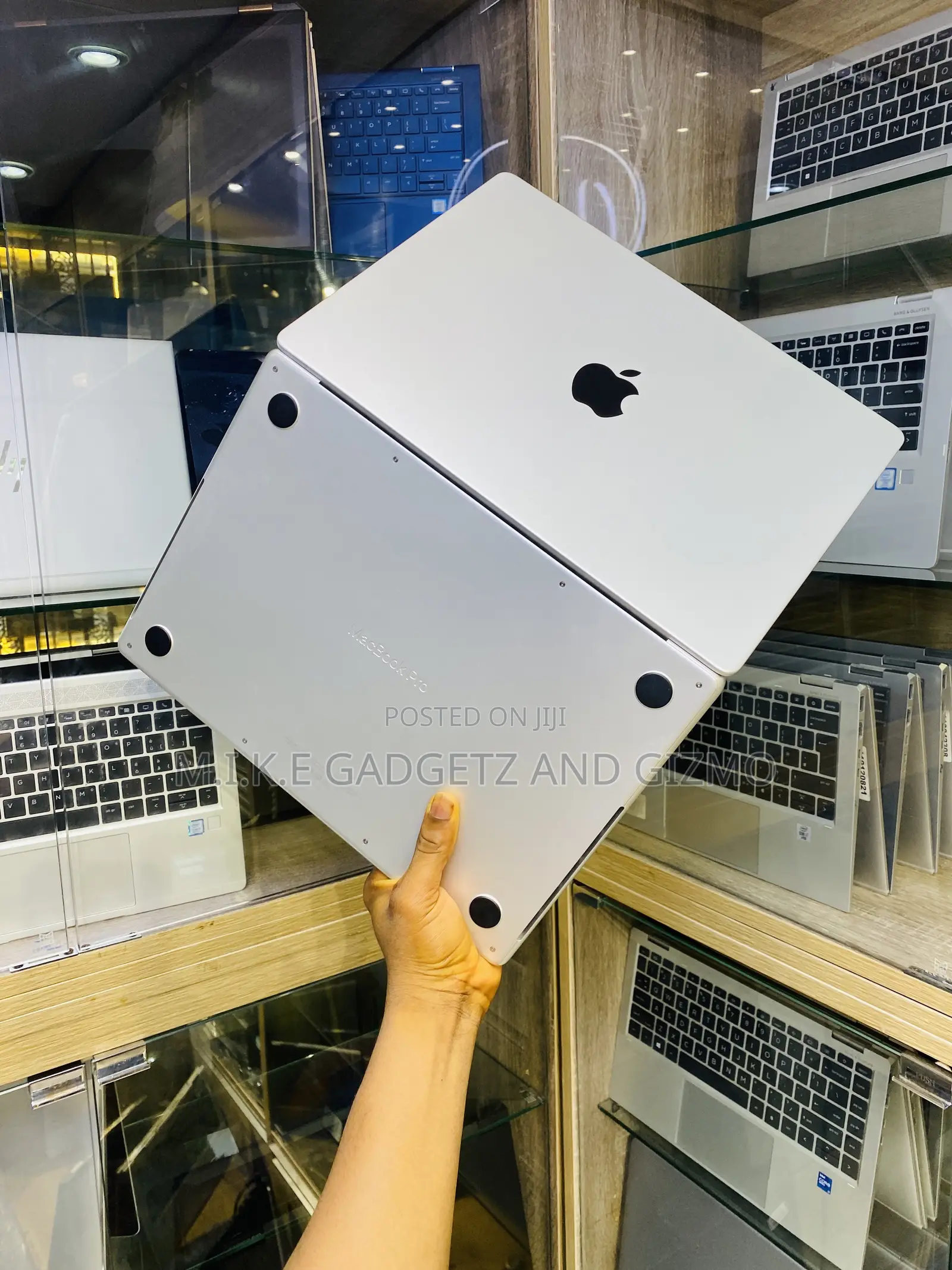 Laptop Apple MacBook Pro 2021 M1 16GB Apple M1 Pro SSD 512GB