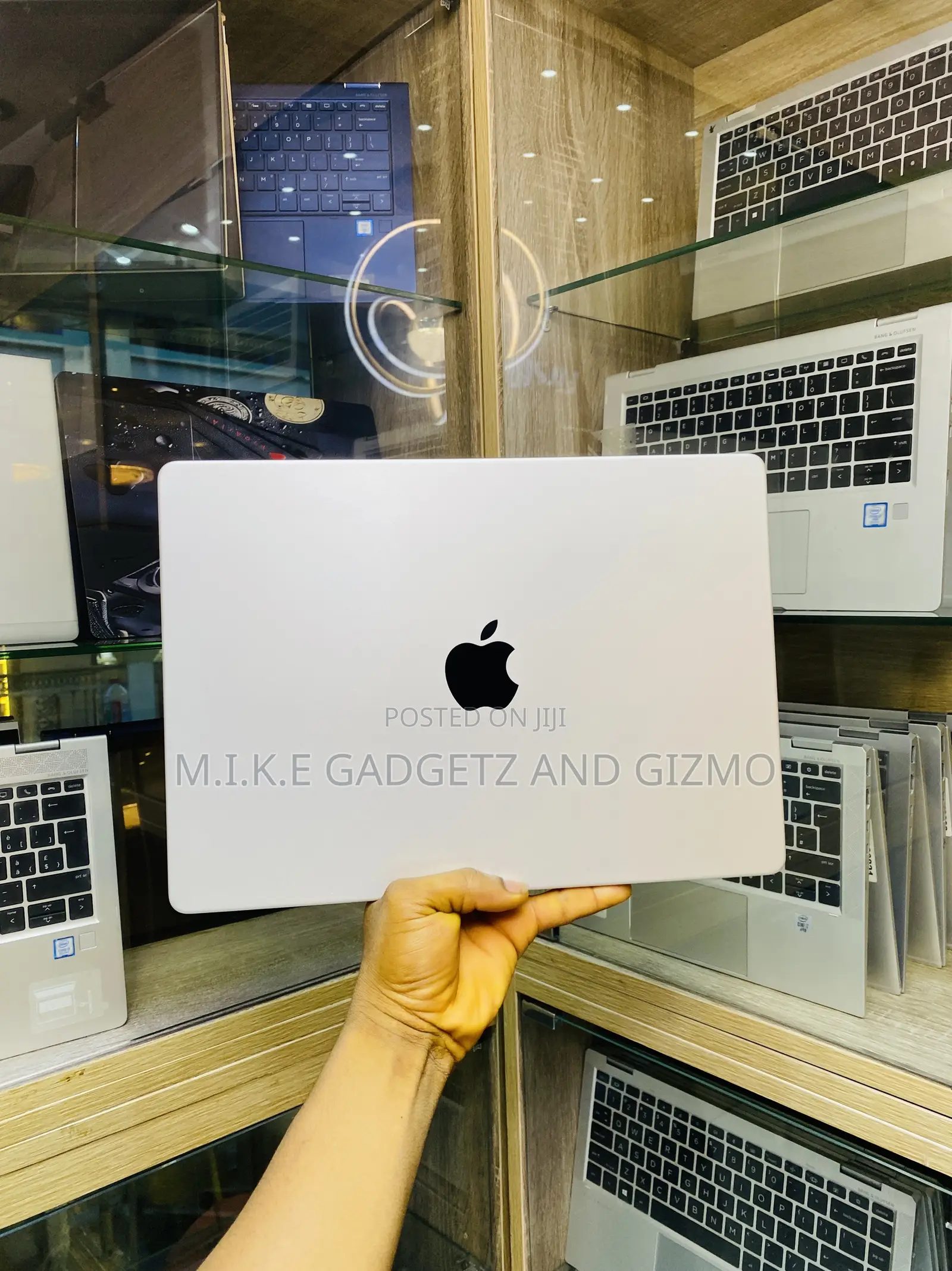 Laptop Apple MacBook Pro 2021 M1 16GB Apple M1 Pro SSD 512GB