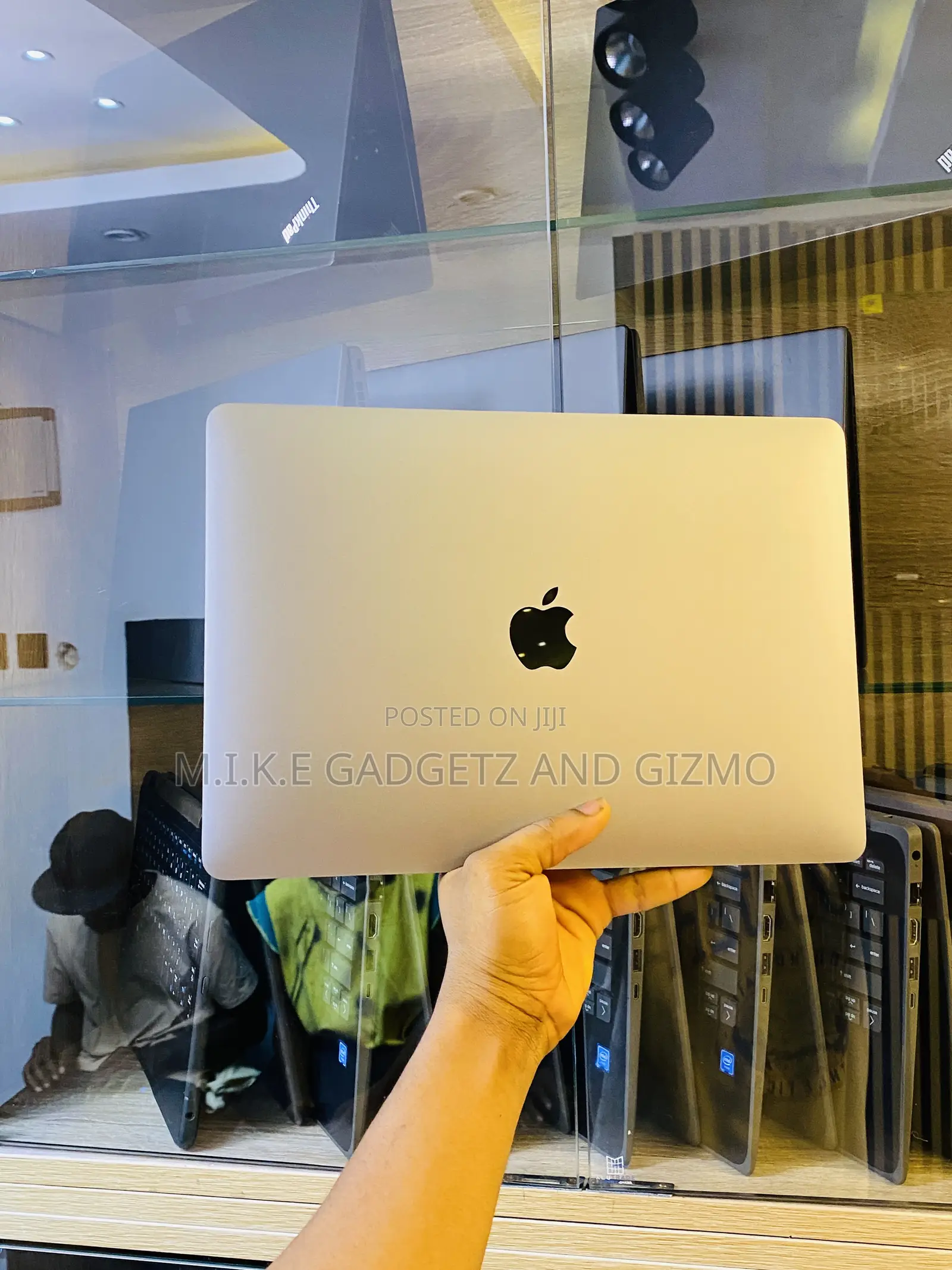 Laptop Apple MacBook Pro 2022 M2 8GB Apple M2 SSD 256GB