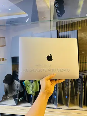 Laptop Apple MacBook Pro 2022 M2 8GB Apple M2 SSD 256GB