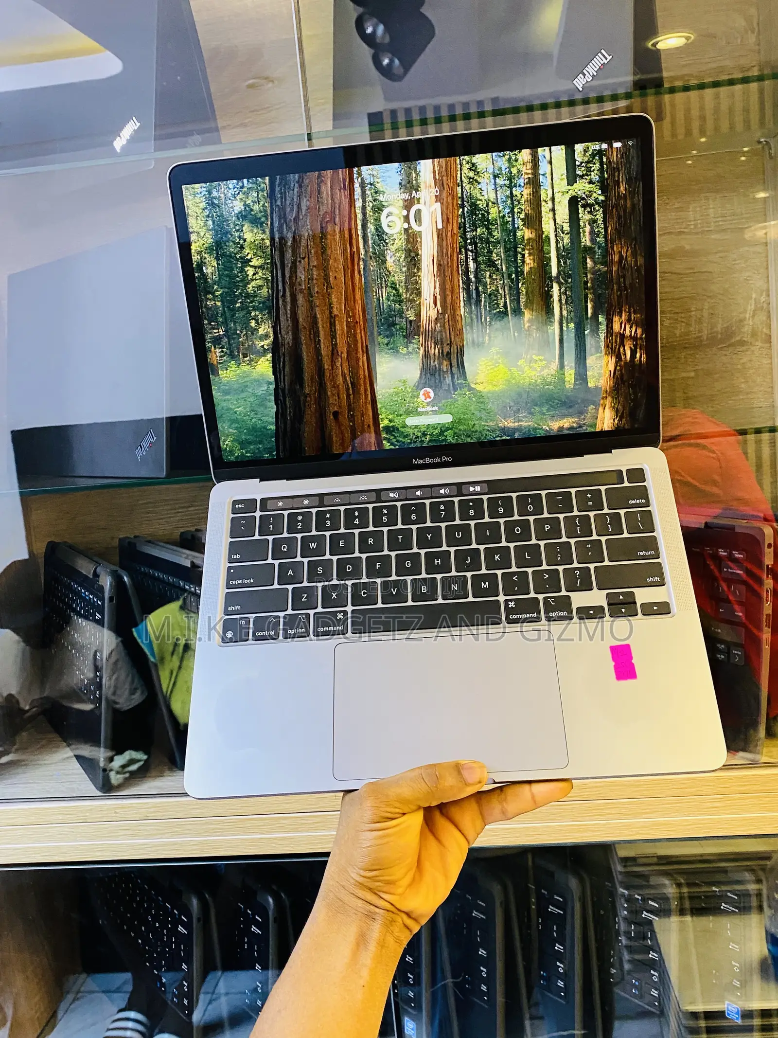 Laptop Apple MacBook Pro 2022 M2 8GB Apple M2 SSD 256GB