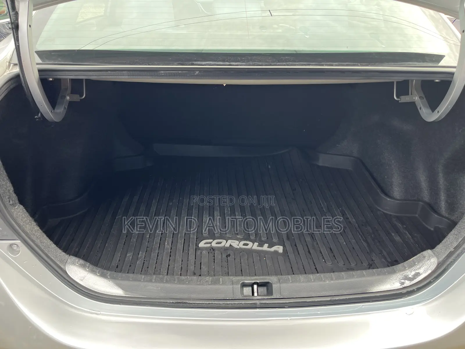 Toyota Corolla LE (1.8L 4cyl 2A) 2019 Silver
