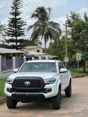Toyota Tacoma SR5 2021 White