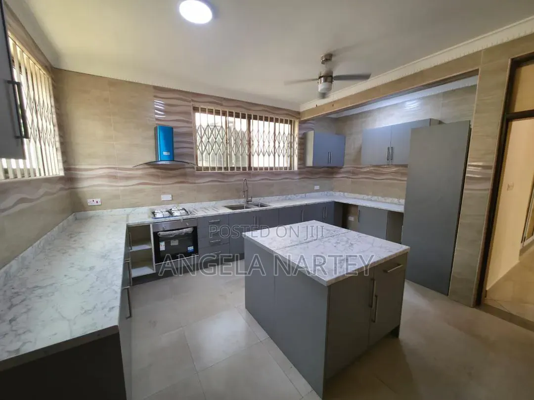 8bdrm House in East Legon, Accra Metropolitan for rent