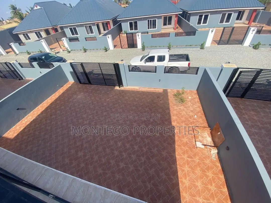4bdrm House in Ashale Botwe, School Junction for rent