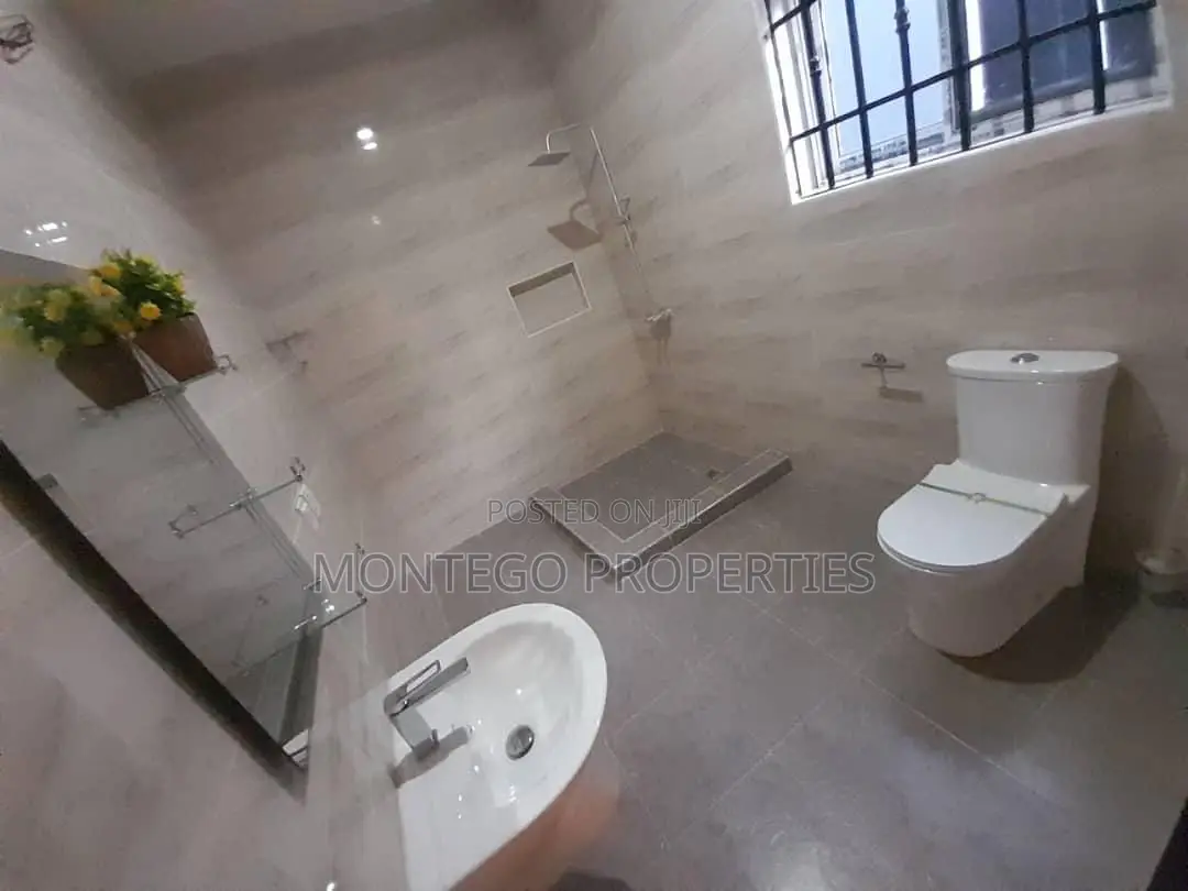 4bdrm House in Ashale Botwe, School Junction for rent