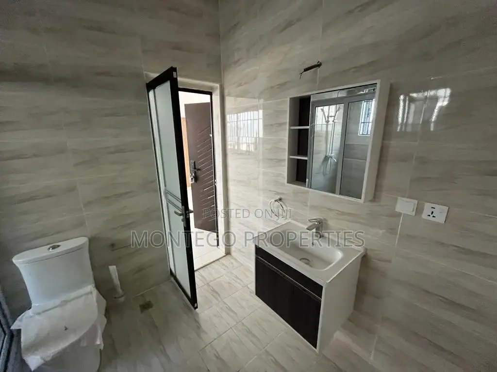 4bdrm House in Ashale Botwe, School Junction for rent