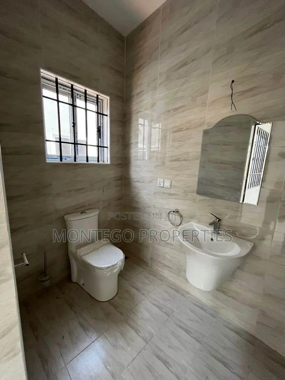 4bdrm House in Ashale Botwe, School Junction for rent