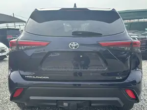 Toyota Highlander XLE 2022 Blue
