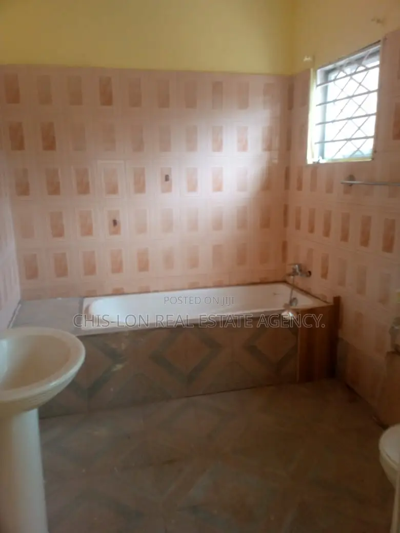3bdrm House in Awoshie, Last Stop for rent