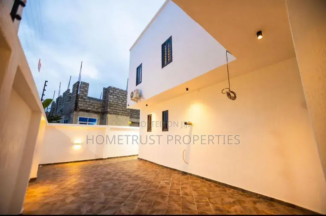 4bdrm Duplex in Haatso Melcom Area, Papao for sale