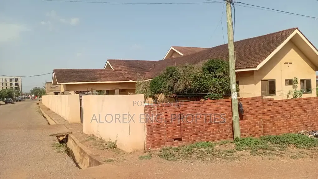 14bdrm House in $2.5 M, Adjiringano, Ability for sale