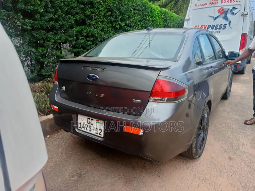 Ford Focus SE 2010 Gray