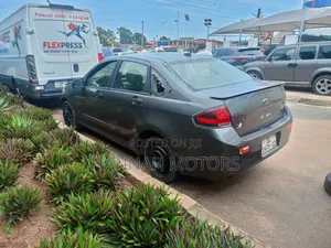 Ford Focus SE 2010 Gray