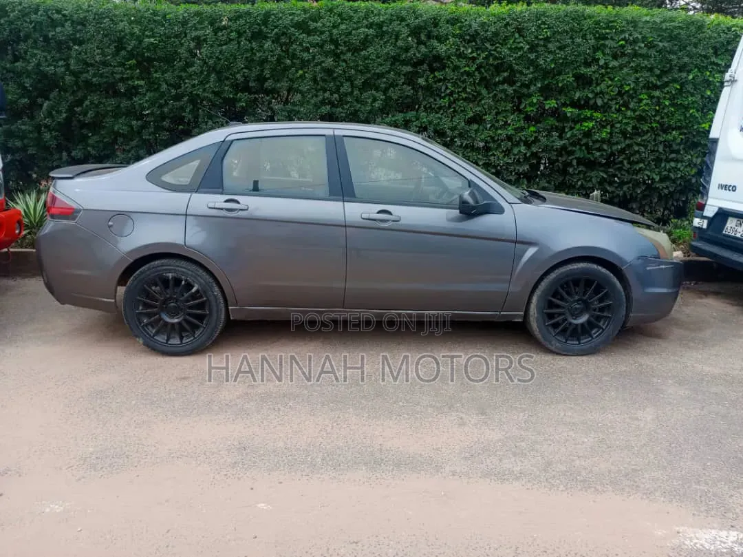 Ford Focus SE 2010 Gray