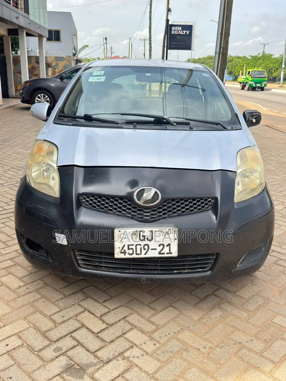Toyota Vitz 1.0 FWD 3dr 2010 Gray