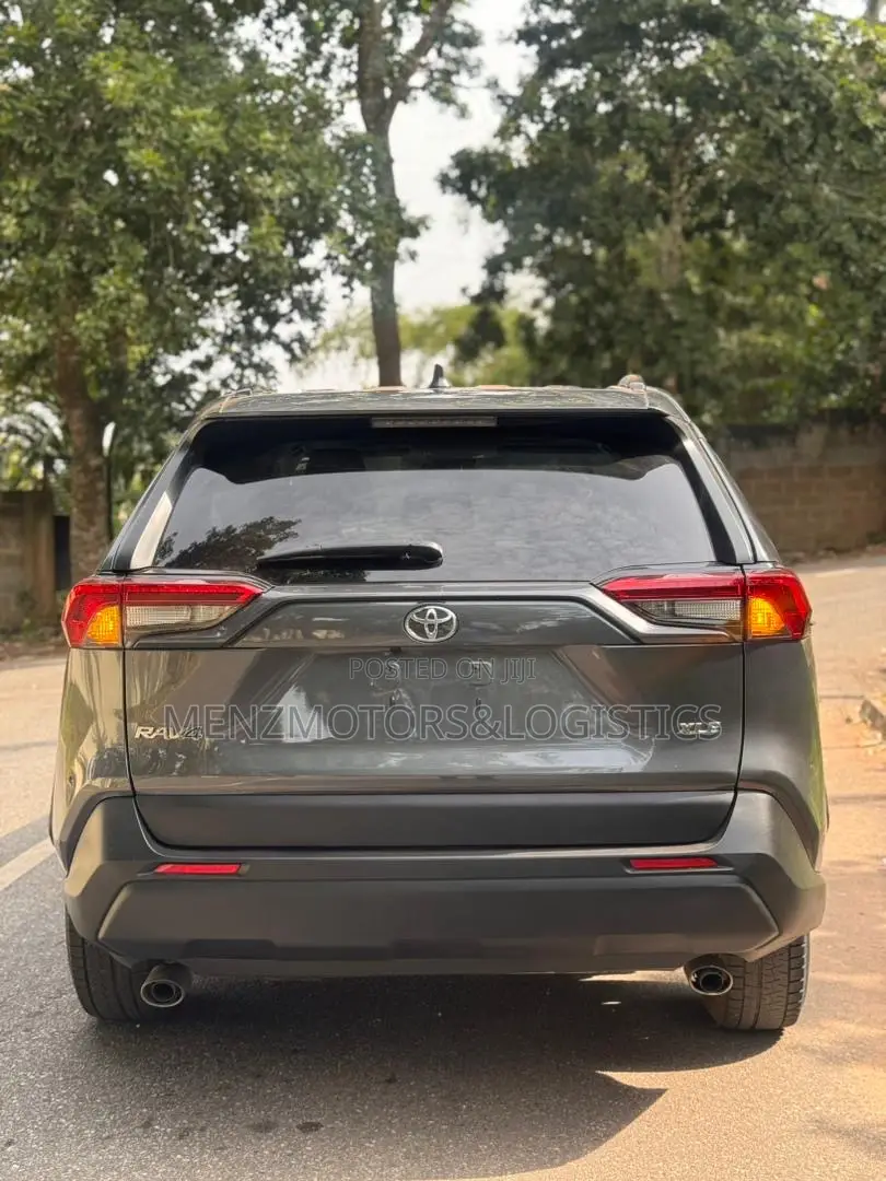 Toyota RAV4 XLE 2022 Gray