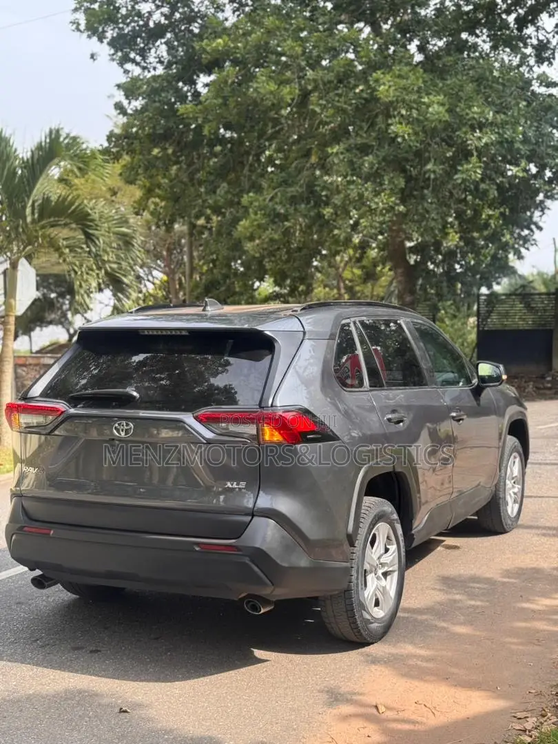 Toyota RAV4 XLE 2022 Gray