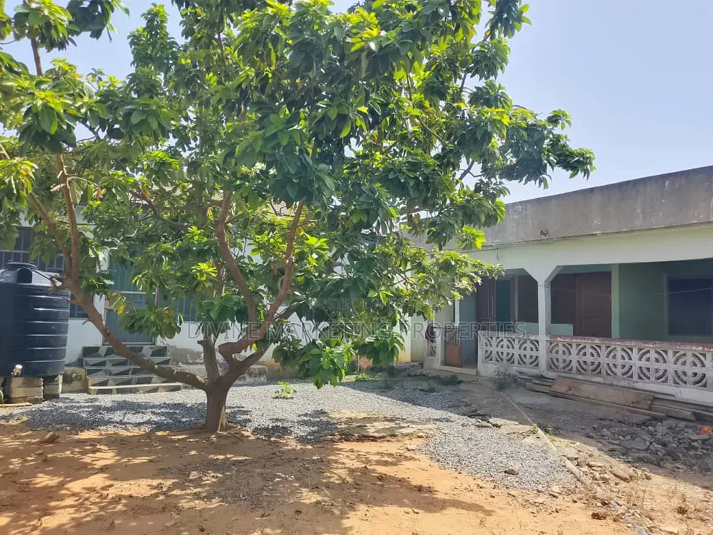 6bdrm House in Pentecost for sale