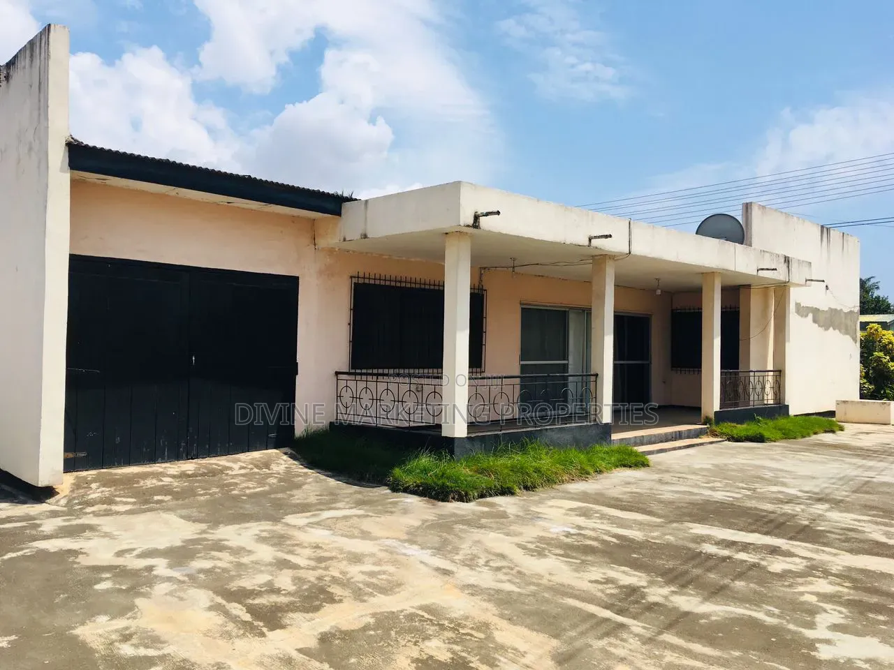 6bdrm House in Site For Africa Area, Official Town for sale
