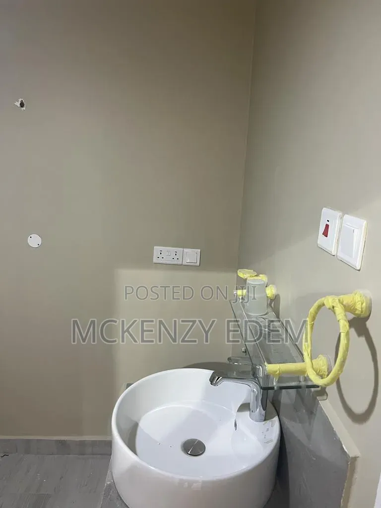 Furnished 8bdrm House in Tema Metropolitan for sale