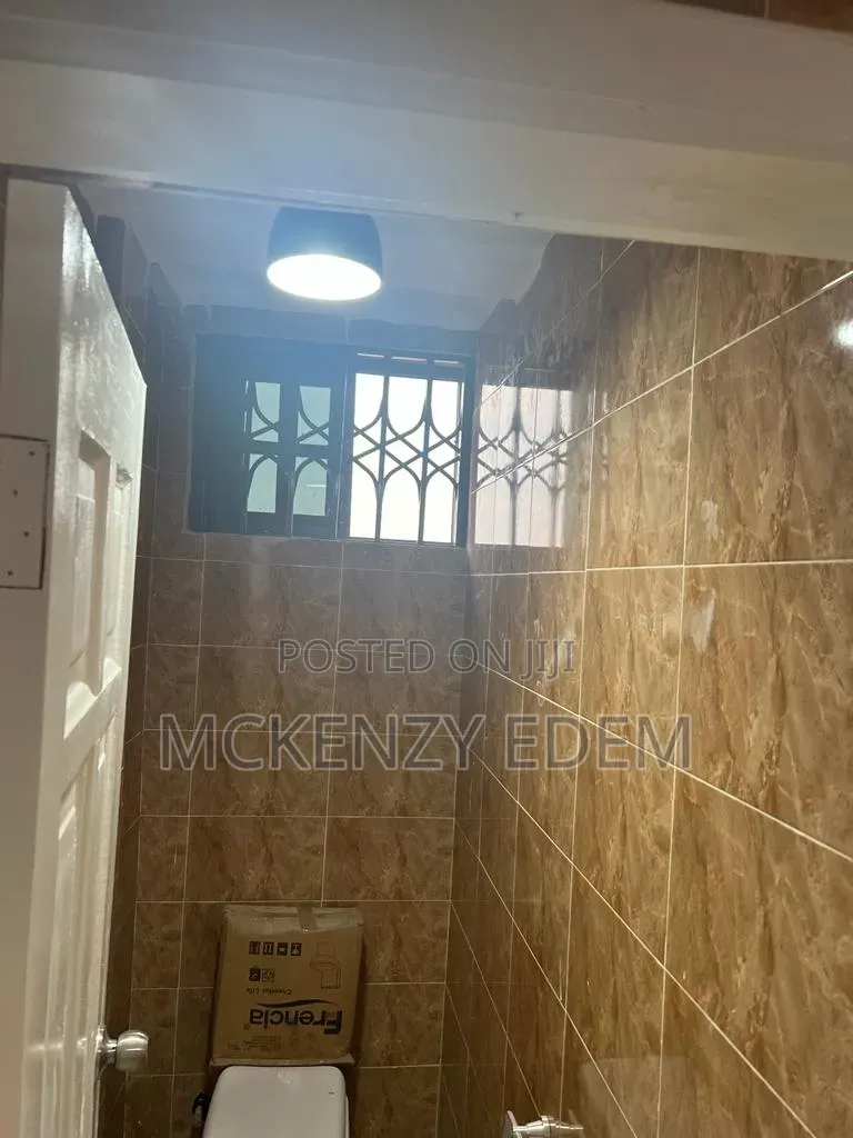 Furnished 8bdrm House in Tema Metropolitan for sale