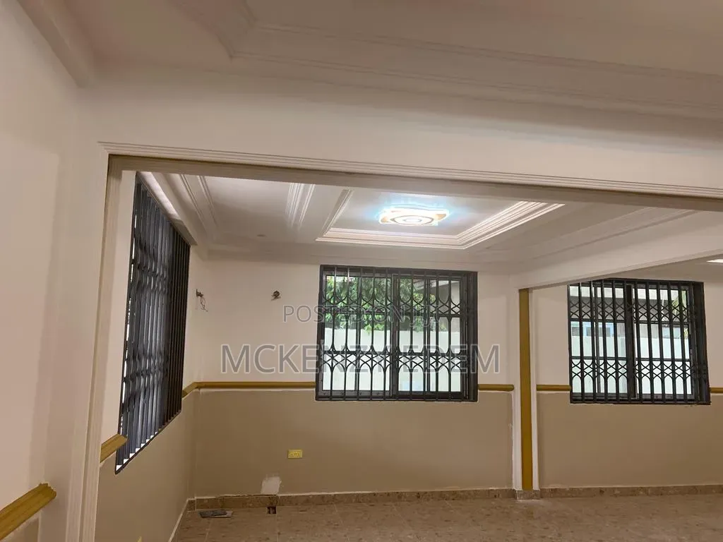 Furnished 8bdrm House in Tema Metropolitan for sale