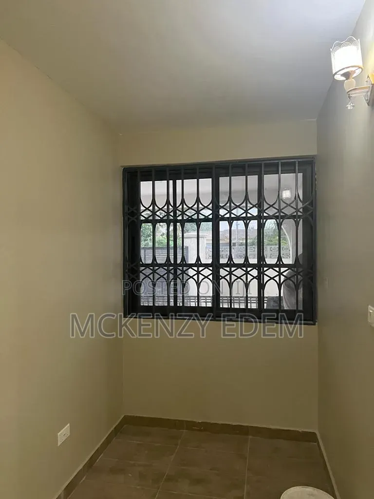 Furnished 8bdrm House in Tema Metropolitan for sale