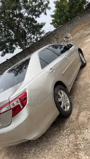 Toyota Camry LE 4dr Sedan (2.5L 4cyl 6A) 2014 Gold